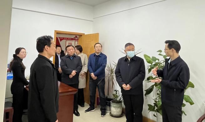 省醫保局領導班子成員新春上班第一天走訪看望干部職工